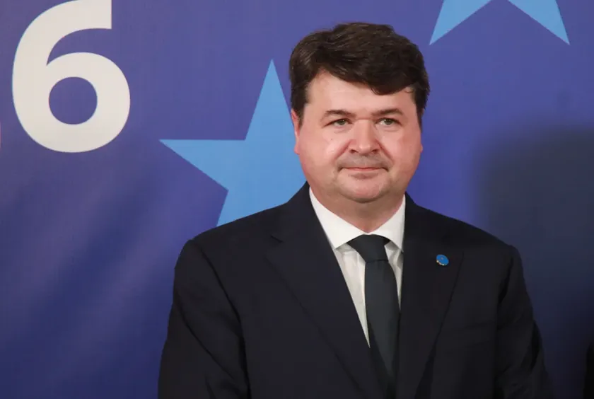 Odbrana Struke grub bir eleştiri sundu.