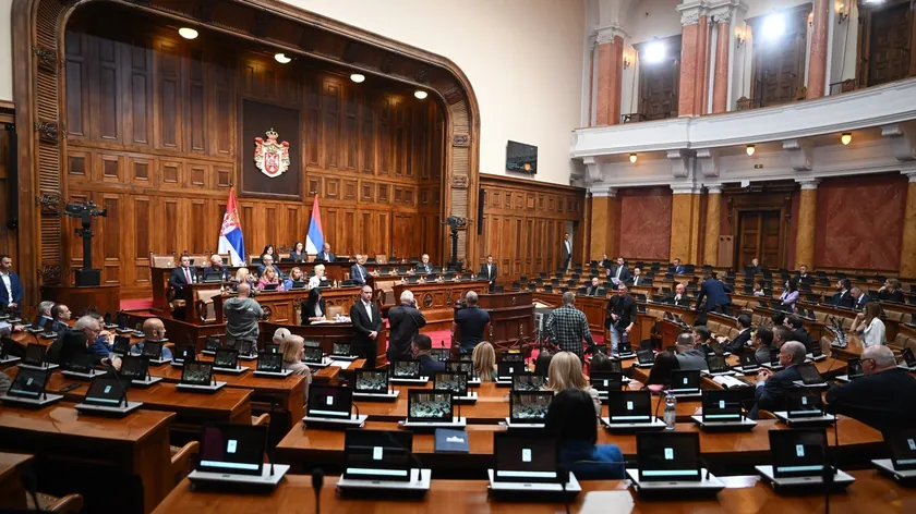 Sırbistan Meclisi Milletvekilleri Yasa Tasarılarındaki Değişiklik Önergelerini Görüşmeye Devam Ediyor