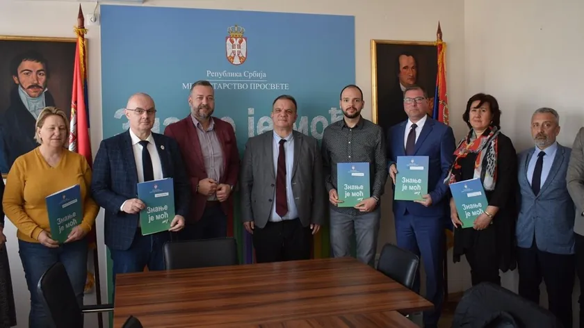 Sırbistan'da Eğitim Bakanlığı okullar ve anaokulları için mesleki eğitim sözleşmeleri imzaladı
