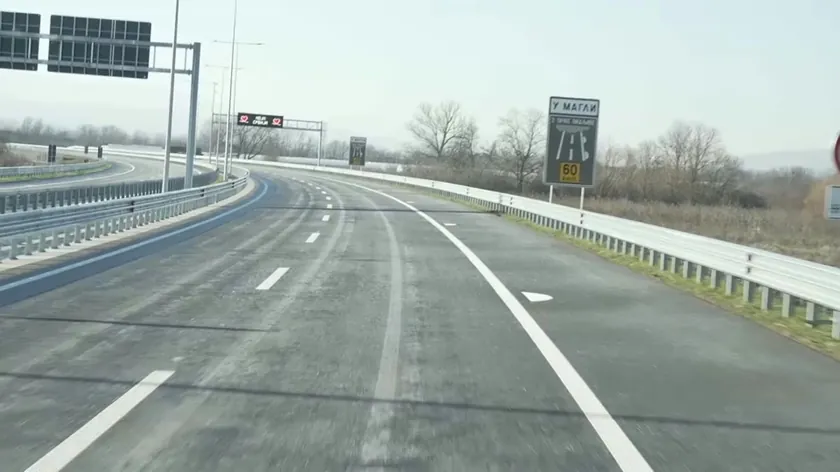 Sırbistan Miloš Veliki Otoyolu'ndaki Brančić Tüneli'nde kaza sonrası araçlar ters yöne girdi