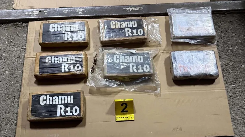 Niş'te bir adam yakalandı Polis arabanın içinde 7 paket kokain buldu.