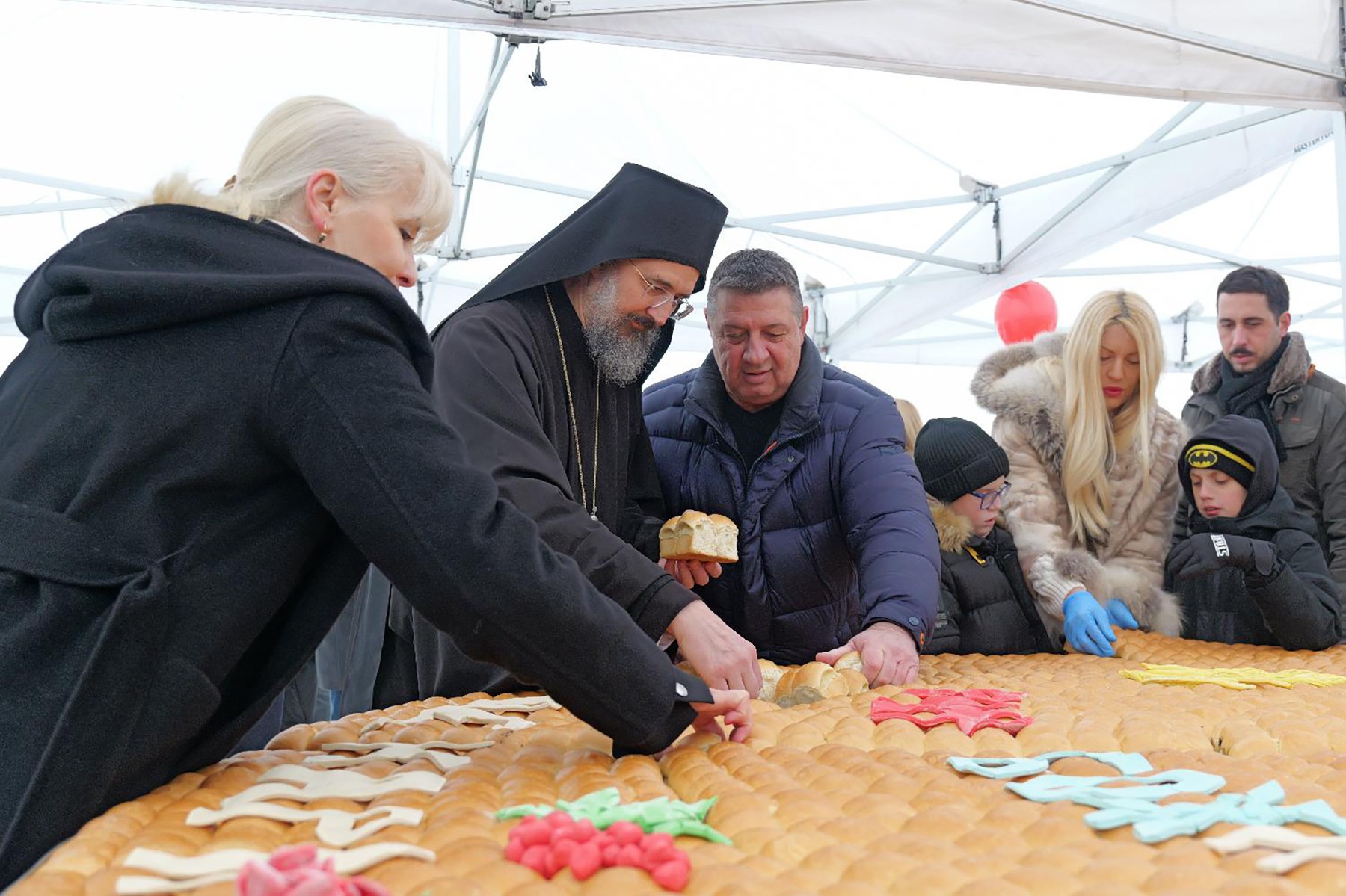 Aziz Sava Tapınağı'nda 33 Altınla Hazırlanan 260 Kiloluk Noel Ekmeği Kırıldı: Çok Sayıda Vatandaş Kutsal Sava Mescidi Önünde Toplandı