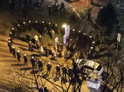 Sırbistan Belgrad'daki Novi Beograd'da polis otobüs duraklarında öğrencileri gözaltına aldı