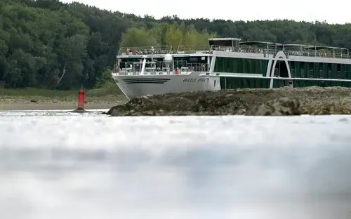 Dunav'da bir kruzer hidroelektrik santrali duvarına çarptı.