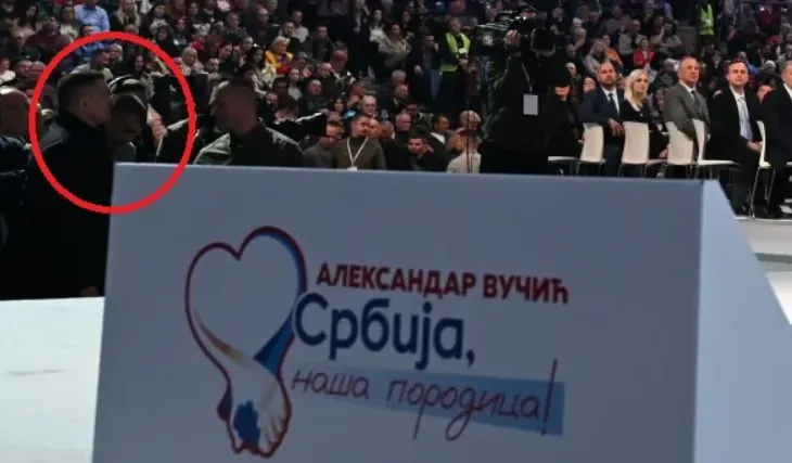 Sırbistan'da Üst Düzey Polisler SNS Mitinginde Görüldü, Tartışmalar Başladı