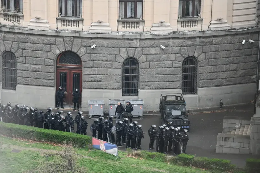 Sırbistan İçişleri Bakanlığı'nın LRAD silahını yasadışı olarak satma amacı güdüyorsa, bu durumun ardında ekonomik nedenler yatıyor olabilir.