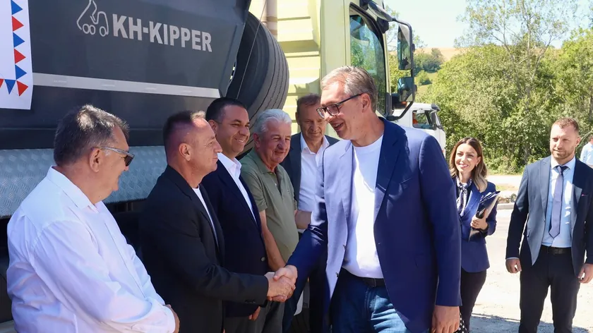 Sırbistan Cumhurbaşkanı Aleksandar Vučić, Sırbistan'ın güneybatı bölgelerini ziyaret ederek halkla görüşmeler gerçekleştirdi.