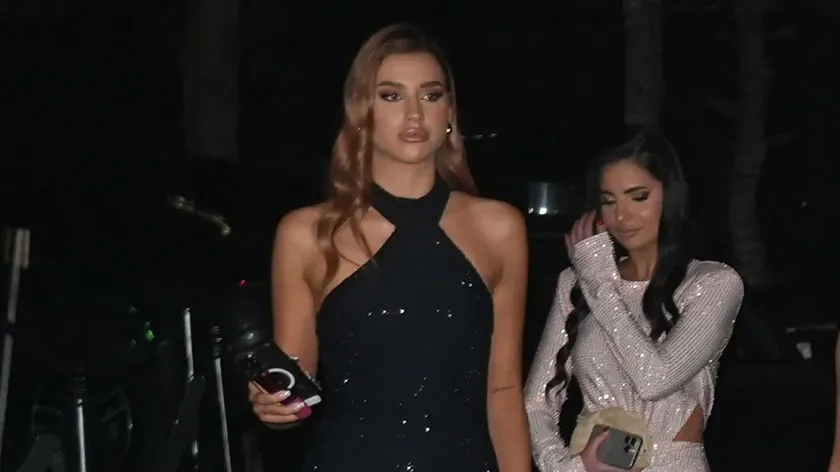 Sırp şarkıcının kızı Lara Çoliç, 20. doğum gününü izazolayıcı bir elbiseyle kutladı Gizemli bir erkeği de gösterdi (FOTO)
