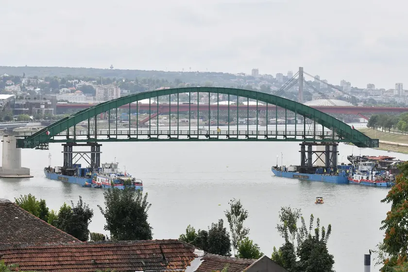 Sırbistan'da bulunan eski savski köprüsü 'Beograd na vodi' projesinin genişlemesi için yıkıldı.