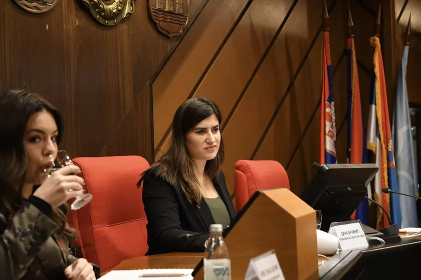 Novi Sad Meclis Başkanı'nın muhalif üyeye saldırıp kaydetmesini engellemesi sonrası istifa talebi