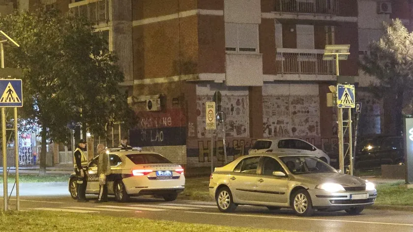 Sırbistan Novi Sad'da polis kovalamacası: Sürücü ters yöne girip araçtan kaçtı