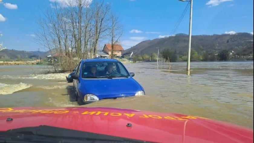 Sırbistan Požega'da sel sularına saplanan araçtan yolcular itfaiye ekiplerince kurtarıldı