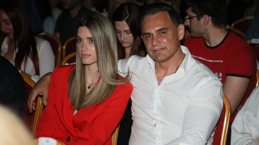 Sırp iş insanı Dragan Stanković, üç aylık ilişkisi içinde olduğu Aleksandra'ya nişan aldı.