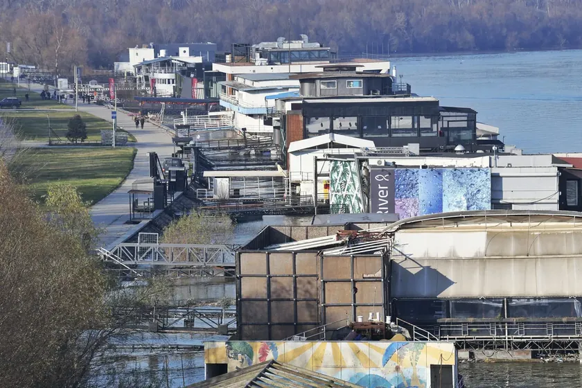 Sırbistan Belgrad'da Yerinden Edilen Yüzen Evler Ada Huja'da Sorun Yaratıyor