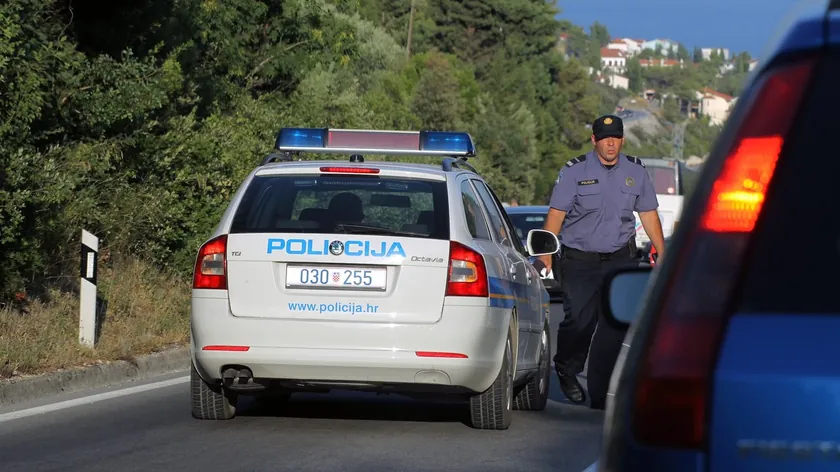 Sırp grafik tasarımcısı Hvar'da kadın tuvaletinde kendini gösterdi.