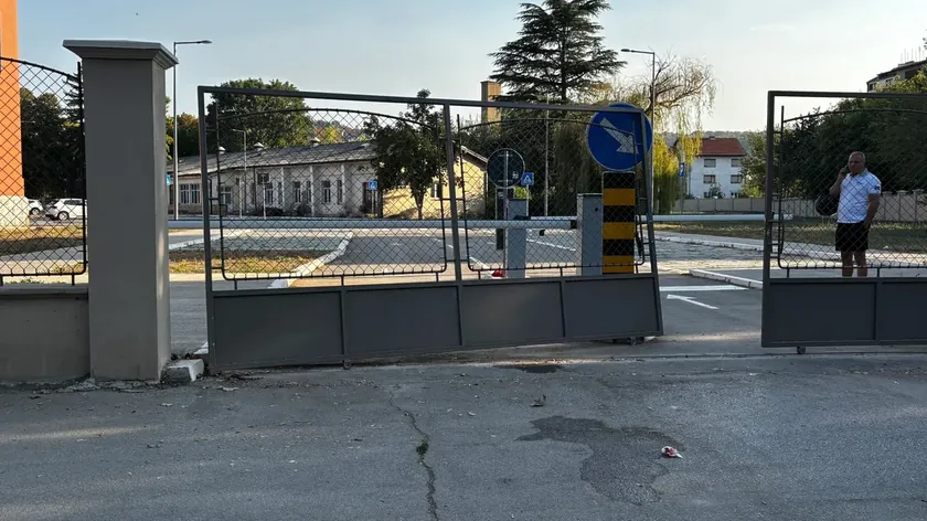 Niş'te bir çocuk yaralandı Mahkeme kapısı çocuğa düştü