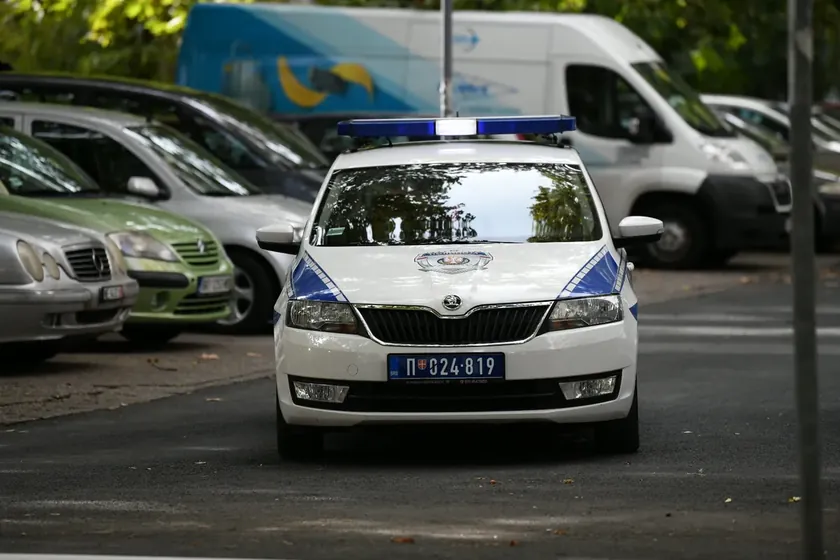 Beograd merkezinde bir eczane önünde erkek vücudu bulundu.