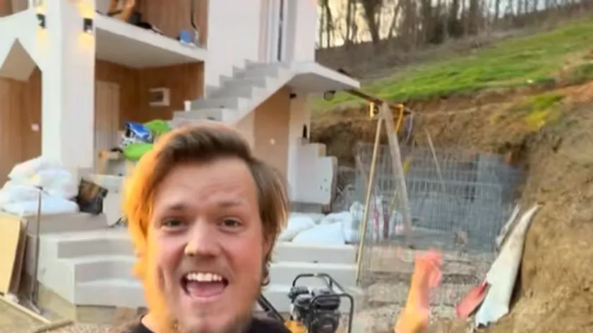 Hırvatistan'da Amerikalı Justice Reed 5 bin avroya aldığı evin içini tamamladı.