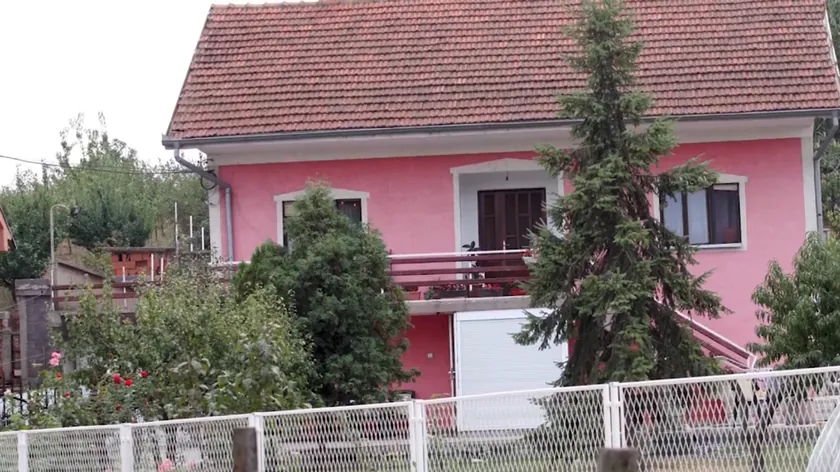 Tanja Savić'in ailesinin Smederevo'daki evini tamir ettiğini ve Beograd'a taşındığını bildirdi.