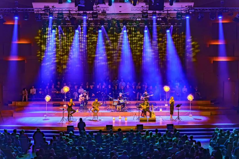 Zabranjeno Puşenje'nin akustik performansı Pulu coşturdu.