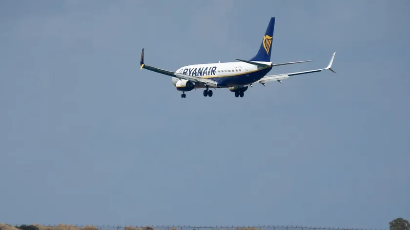 İrlanda düşük bütçeli havayolu şirketi Ryanair, yakıt fiyatlarının artmasına rağmen ek yakıt ücreti uygulayacak değil.