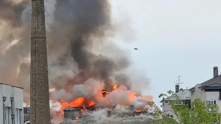 Sırbistan Obrenovac'ta eski değirmende çıkan büyük yangın hızla yayılıyor