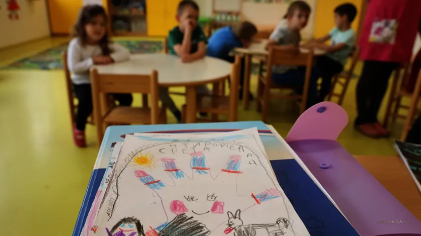 Apatin, öğrencilere burslar ve gündüz kreş hizmetleri sunuyor.