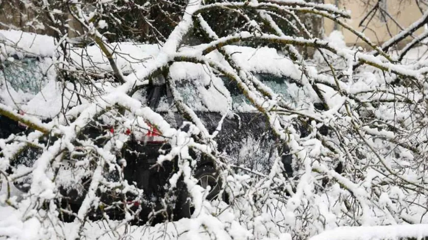 Balkanlar'da etkili olan Debora fırtınası kar ve şiddetli rüzgarla hayatı felç etti.