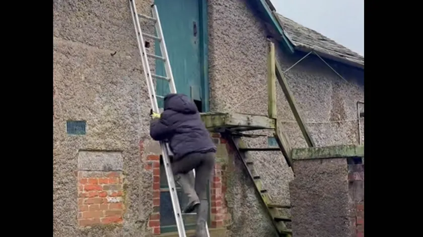 İngiltere'de Eski Evi Yenileyen Çift, Çatıda Değerli "Gizli Hazine" Buldu