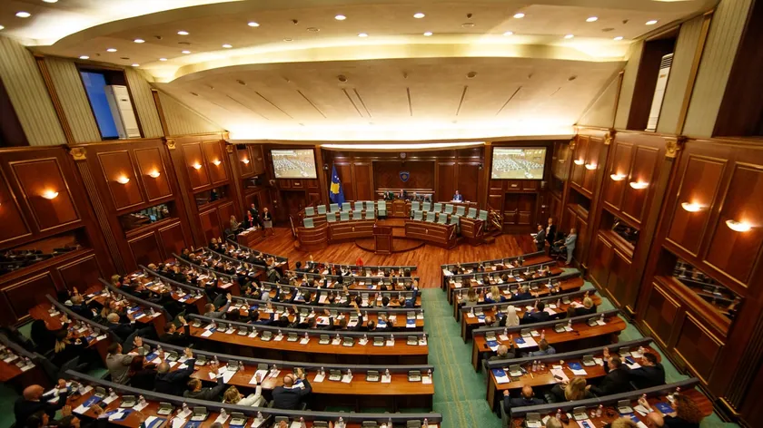 Kosova Parlamentosu gerginlik yaşandı Üyeler birbirleriyle tartıştı, konuştu ve suyla döktü.