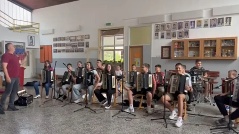 Sırp sanatçısı Dragan Kojić Keba'nın yeni konserti için genç harmonikaşların desteği
