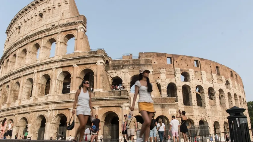 Romalı Koloseum'da bir işçi yüksekten düşerek hayatını kaybetti.
