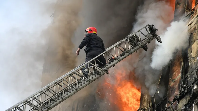 Tirana'daki büyük yangında 11 kişi yaralandı, ekipler alevleri kontrol altına aldı