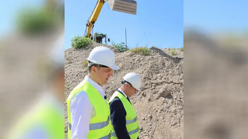 Niş Belediye Başkanı Dragoslav Pavlović, atık su arıtma tesisinin inşasına ilişkin çalışmaları inceledi ve projeyi hayata geçiren işçilerle görüştü.