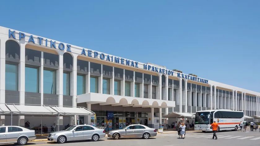 Krit havalimanında bir turistin saldırgan davranışları nedeniyle kaos yaşandı.