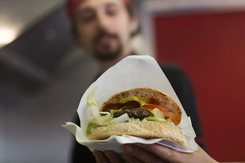 Restoranlarda hızlı yemek yediğinizde yüksek tansiyonunuz varsa dikkat etmeniz gerekenler