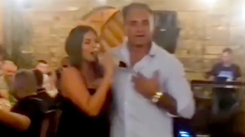 Dragan Stanković bir kafedenin içinde eğleniyor, şarkıcıyla dans ediyor, onunla birlikte şarkı söylüyor ve şarkı söyledikleri videoyu paylaştı.