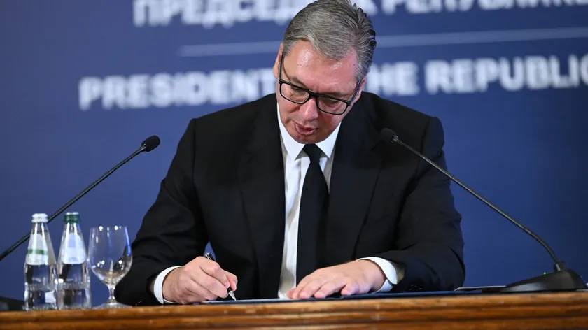 Vučić, istifa öncesi 49 kişi için af kararı aldı