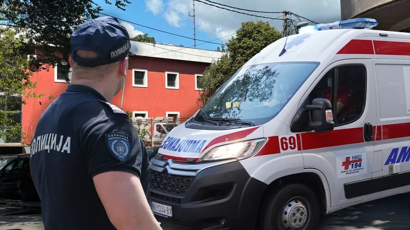 Vračar'da yaşanan korkunç trafik kazasında bir kadın ve kızı yaralandı.