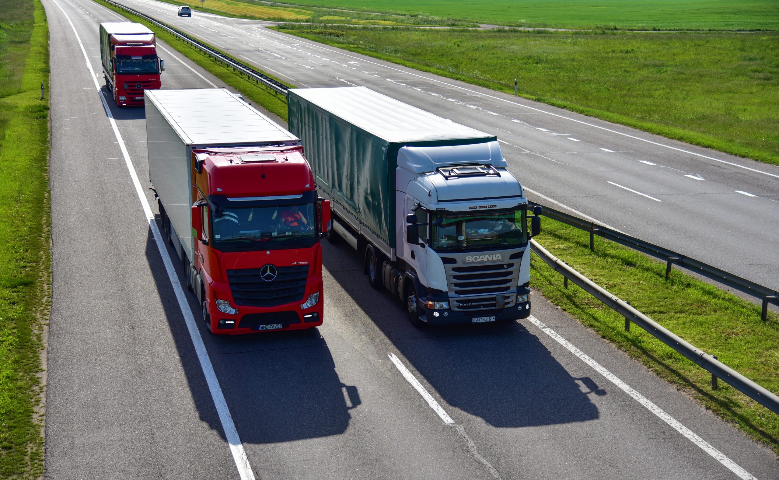 Novi Sad’da Renkli Noel Konvoyu: Kamyoncular Şehir Turu Attı