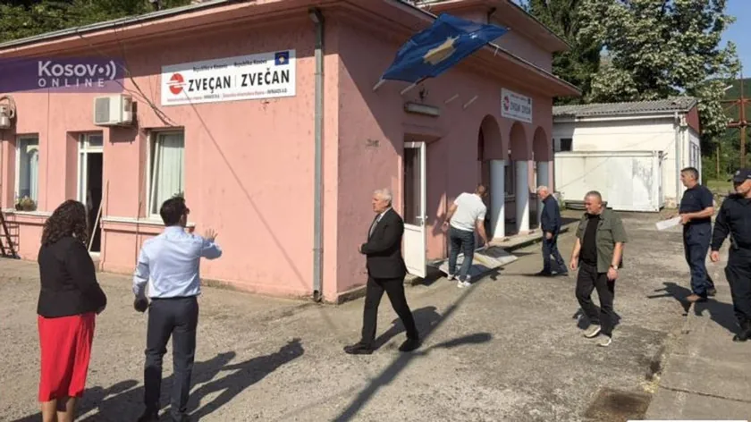 Kosova polisi Zveçan ve Leposaviç'teki Sırbistan demiryolu istasyonlarını devraldı