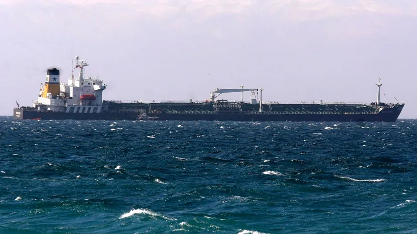 Yunan tankeri Karadeniz'de kimliği belirsiz bir cisimle vuruldu, can kaybı yok