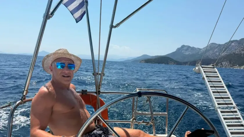 Milan Kalinić tatilinde prženice yiyor.
