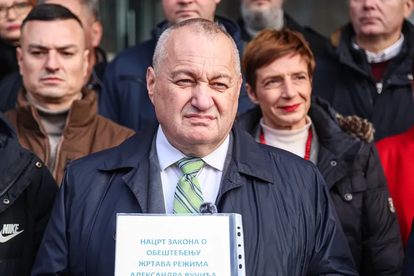 Demokratik Strana (DS), güncel meclis oturumunda güvensizlik önergesine katılmayacağını bildirdi.
