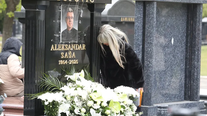 Belgrad'daki Yeni Bežanija Mezarlığı'nda Saša Popović'in ölüm yıl dönümü töreni