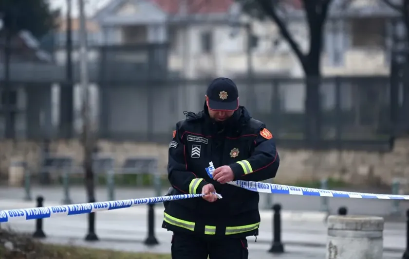 Sırbistanlı bir sürücü polis memuruna rüşvet teklif etti ve beş saat boyunca arabasında kaldı.