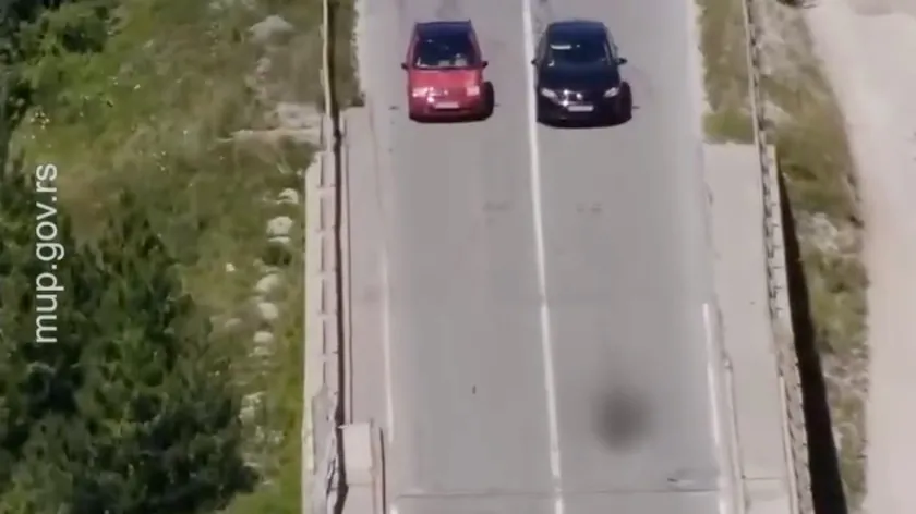 Sırbistan'da yollarda büyük bir polis harekatı başlatıldı Polis dronlar kullandı, para cezaları dağıttı!