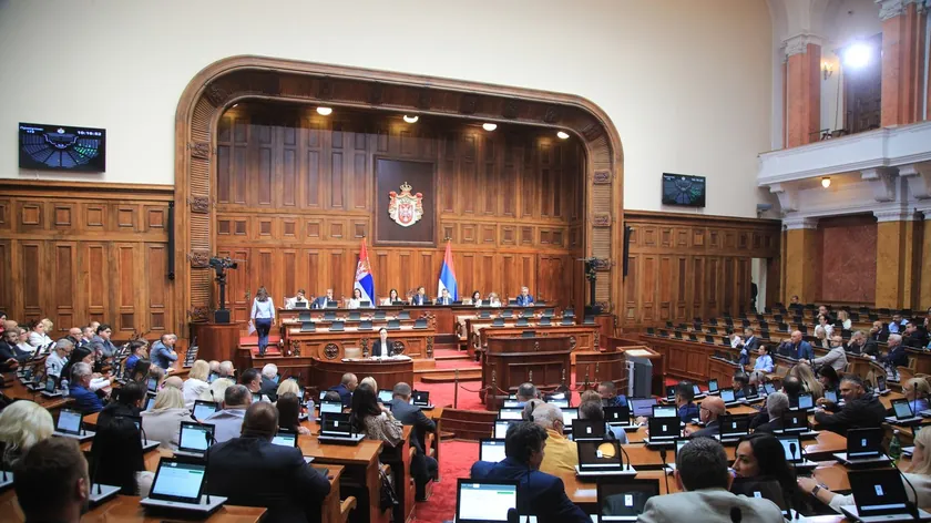 Sırbistan Parlamentosu'nda Hükümete Karşı Güvensizlik Önergesi Tartışılıyor