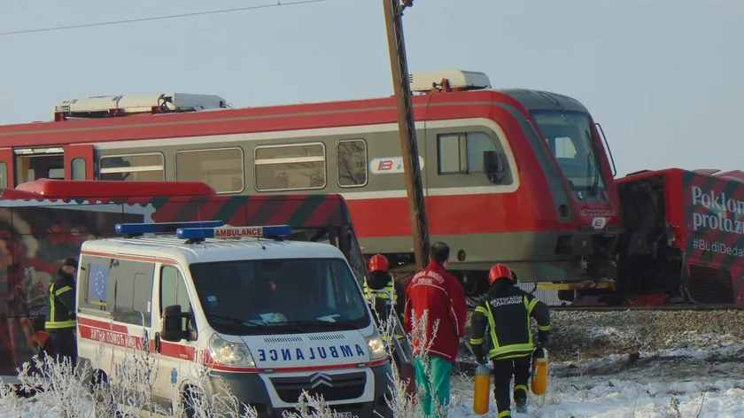 Sırbistan'da demiryolu çalışanı trenin önüne atılarak iki yaşındaki ikizleri kurtardı