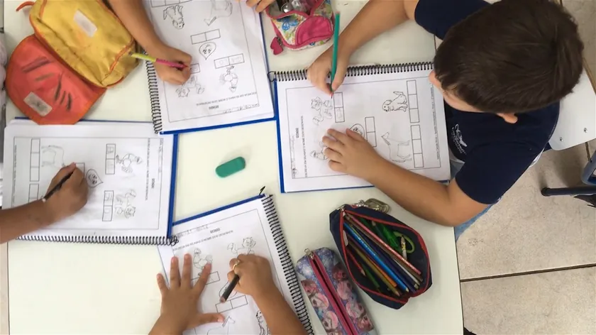 Sırbistan'da ebeveynler için etkili bir psikolojik numara çocukların ödev direncini kırıyor